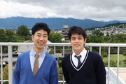 左から藤井隆、細田佳央太。(c)日本テレビ