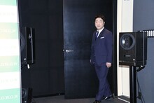 会見場に入ってくる和牛・水田。