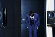 集まった記者たちに深々と頭を下げる和牛・水田。