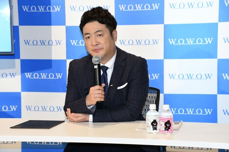 記者からの質問に答える和牛・水田。