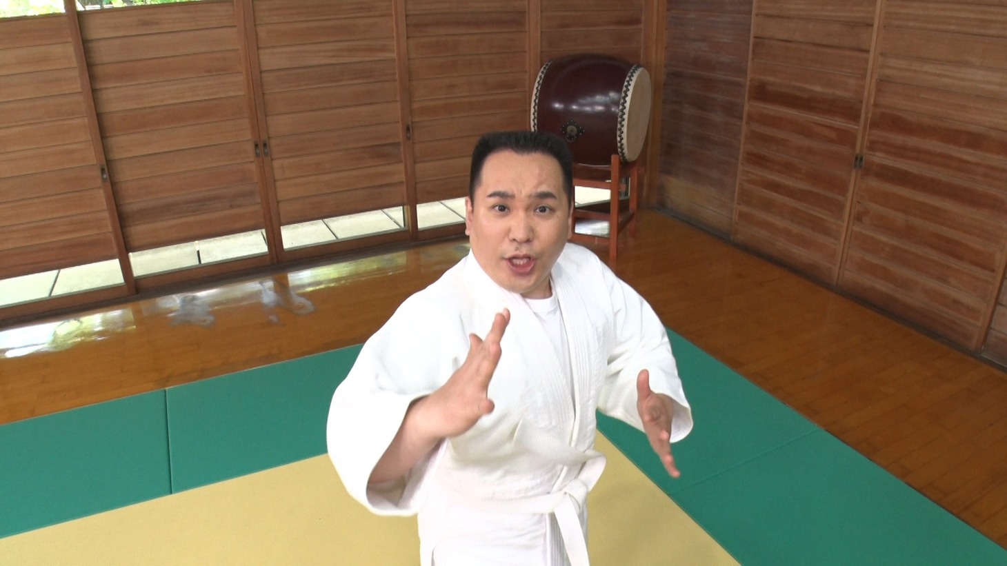 Web動画「【ケロッグ 60周年記念企画】あの懐かしのCMをミルクボーイが再現!?」より。