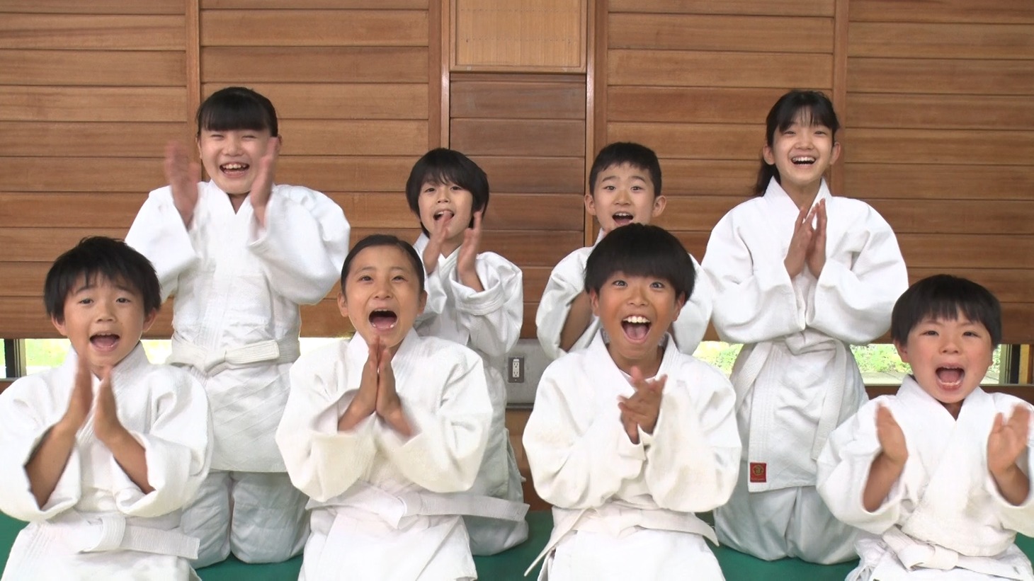 Web動画「【ケロッグ 60周年記念企画】あの懐かしのCMをミルクボーイが再現!?」より。