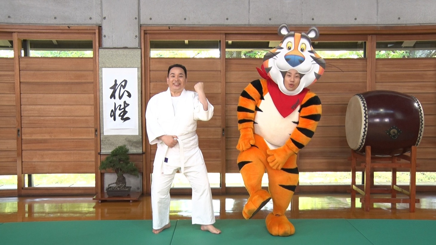 Web動画「【ケロッグ 60周年記念企画】あの懐かしのCMをミルクボーイが再現!?」より。
