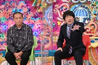 左から、タカアンドトシ・トシ、蛍原徹。(c)テレビ朝日
