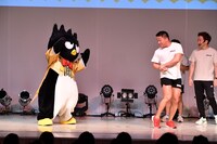 「マッチョ向いてホイ」を行うバッドばつ丸とバビロン・ノリ。