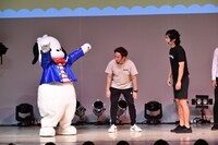 マッチョポーズを披露するポチャッコ。