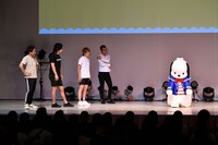 「エアーウエイトリフティング」に挑戦するポチャッコ。300kgの重さを表現する。