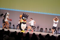 ボールの行方を見失うバッドばつ丸。