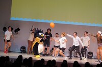 「風船バレーボール」に挑戦するバッドばつ丸。