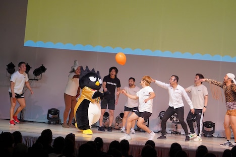 「風船バレーボール」に挑戦するバッドばつ丸。