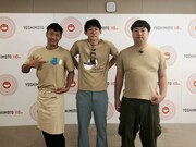 「サステナの虎Tシャツ」を着用する木尾モデル（左）とロングコートダディ。