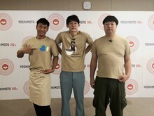「サステナの虎Tシャツ」を着用する木尾モデル（左）とロングコートダディ。