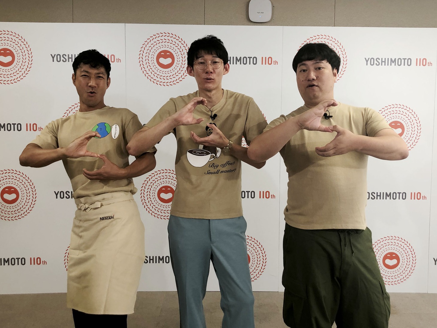「サステナの虎Tシャツ」を着用する木尾モデル（左）とロングコートダディ。