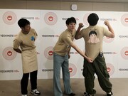 背面にデザインされた兎の絵を見せるロングコートダディ。