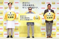 左から日本医科大学特任教授の北村義浩氏、タモリ、読売巨人軍社長付きアドバイザーの宮本和知。