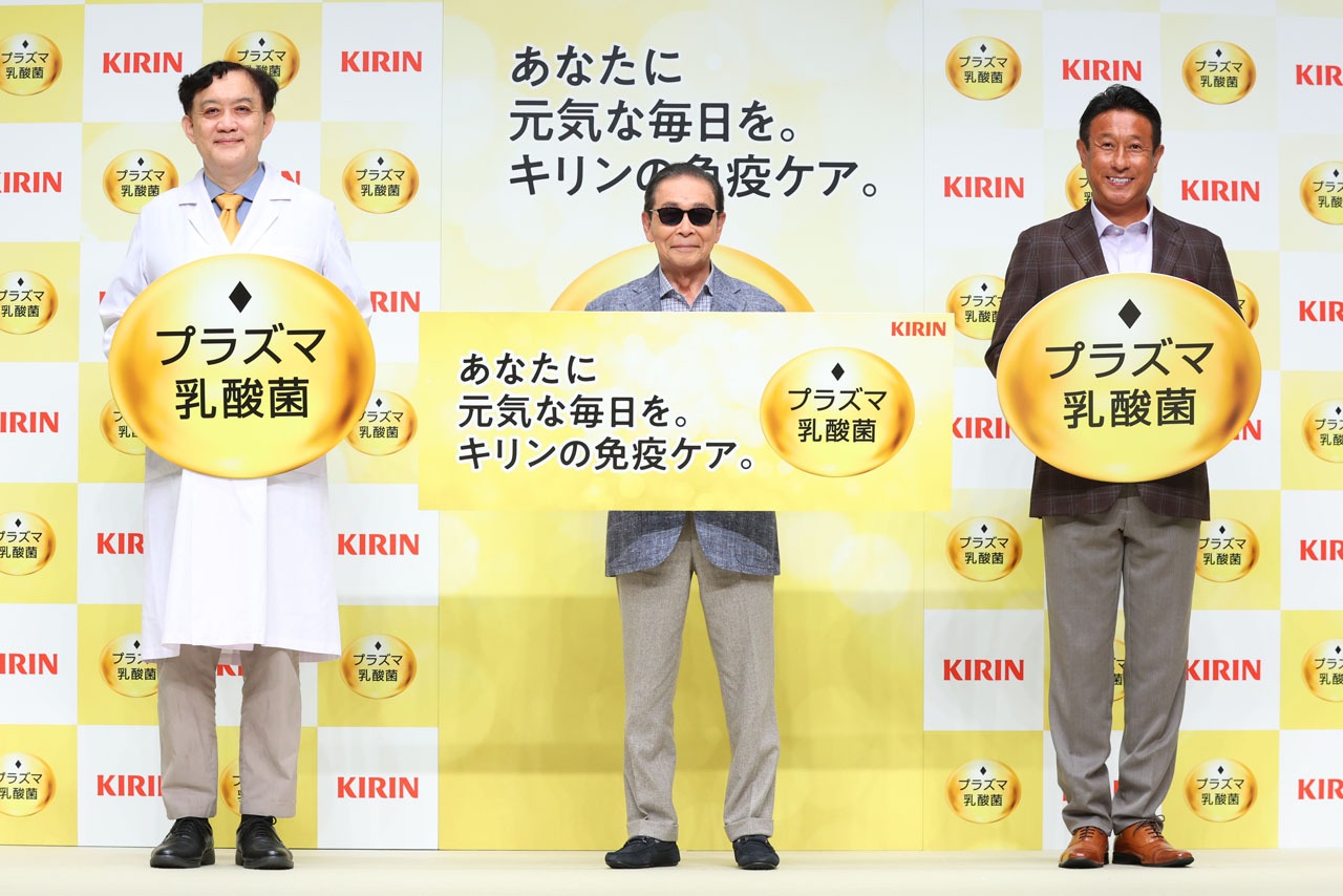 左から日本医科大学特任教授の北村義浩氏、タモリ、読売巨人軍社長付きアドバイザーの宮本和知。