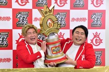 「キングオブコント2022」で優勝したビスケットブラザーズ。左から、きん、原田。