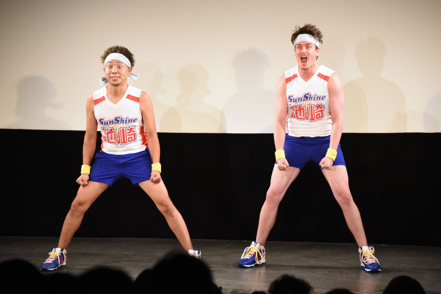サンシャイン池崎（左）と通訳（右）。