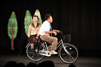 池崎劇団による演劇のワンシーン。