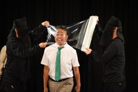 池崎劇団による演劇のワンシーン。