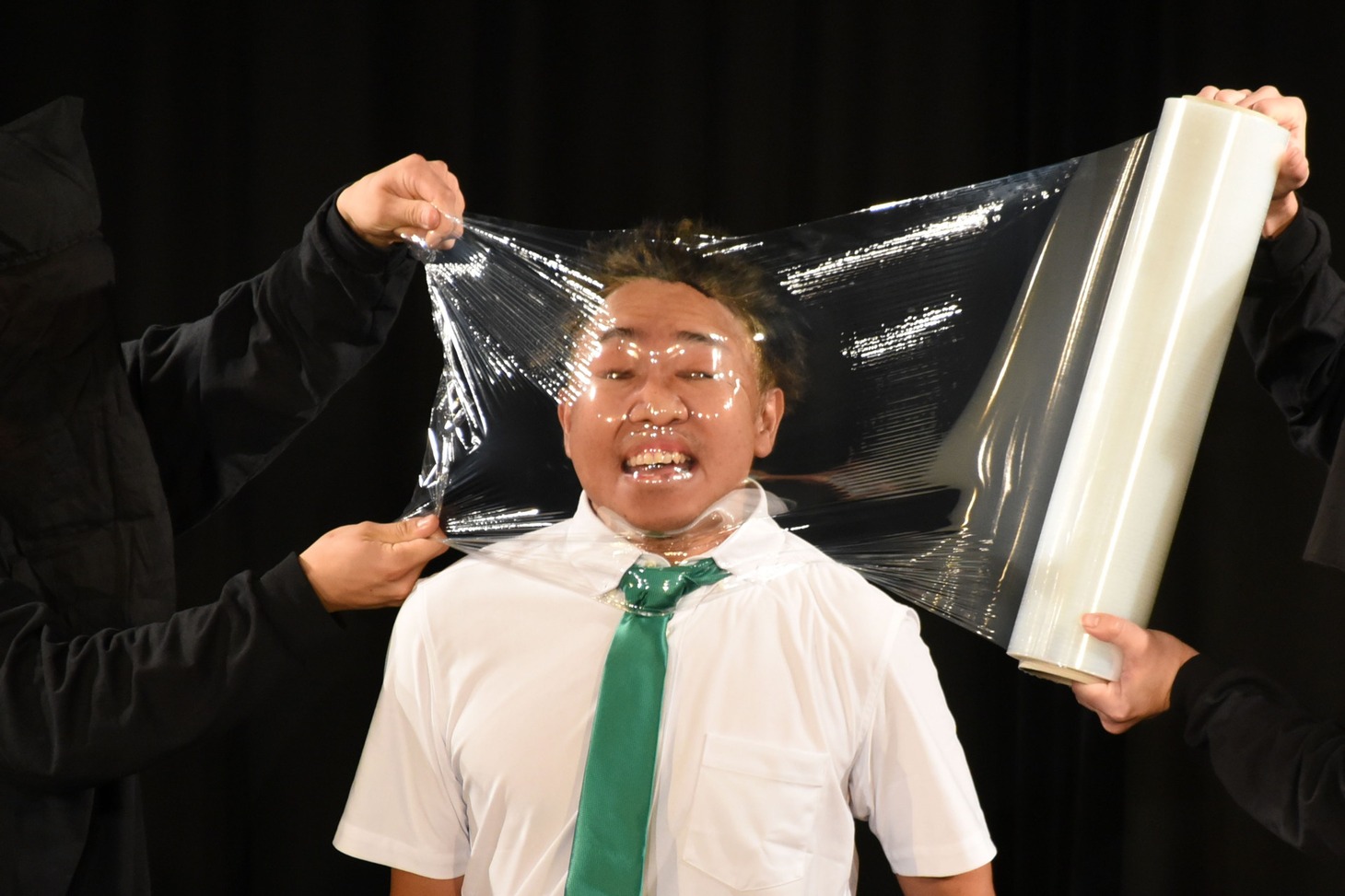池崎劇団による演劇のワンシーン。