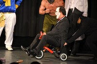 池崎劇団による演劇のワンシーン。