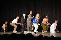 池崎劇団による演劇のワンシーン。