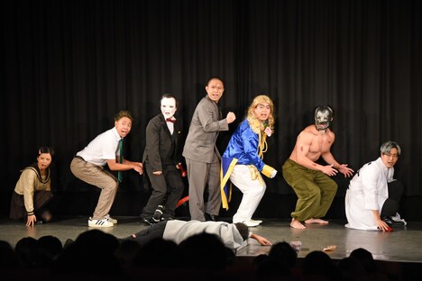 池崎劇団による演劇のワンシーン。