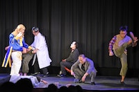 池崎劇団による演劇のワンシーン。