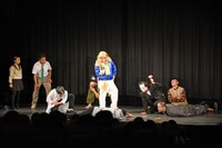 池崎劇団による演劇のワンシーン。