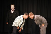 池崎劇団による演劇のワンシーン。