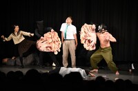 池崎劇団による演劇のワンシーン。