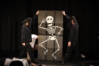 池崎劇団による演劇のワンシーン。