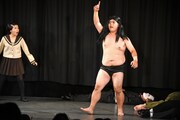 池崎劇団による演劇のワンシーン。