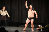 池崎劇団による演劇のワンシーン。