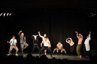 池崎劇団による演劇のワンシーン。