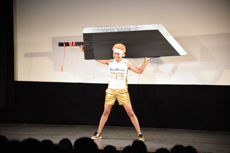 一発目のネタを披露する“スーパーサンシャイン池崎”。