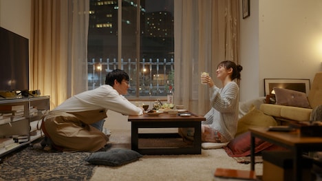 JINROの新CMで夫婦を演じている吉岡里帆（左）とロングコートダディ堂前（右）。