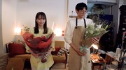 CM撮影を終え、花束を受け取った吉岡里帆（左）とロングコートダディ堂前（右）。
