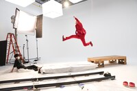 カズレーザーがジャンプする撮影現場の様子。