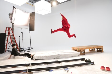 カズレーザーがジャンプする撮影現場の様子。