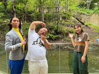 トム・ブラウンと石川恋。(c)TBS