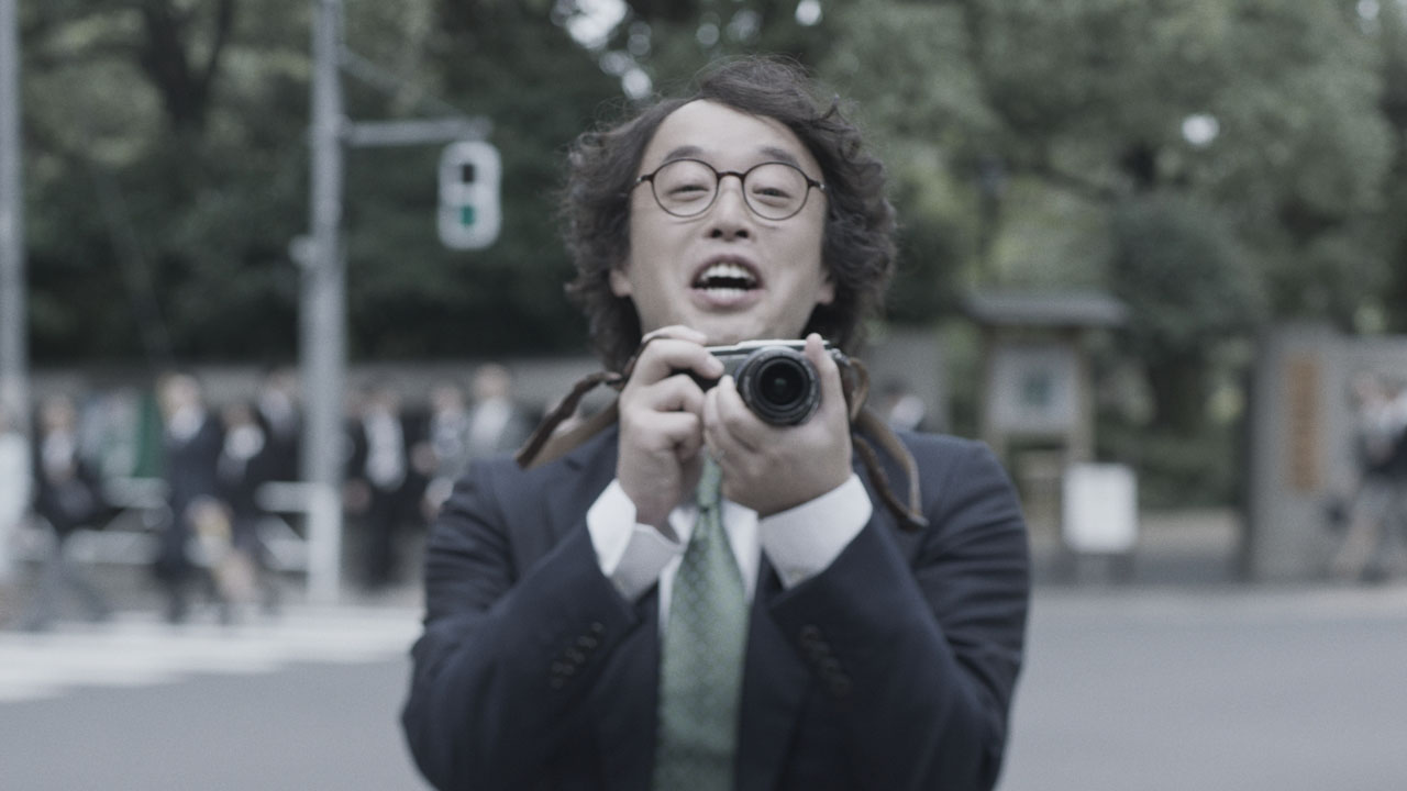 日本生命の新テレビCM「あなたがくれた人生」編より、エレキコミックやつい扮する父親。