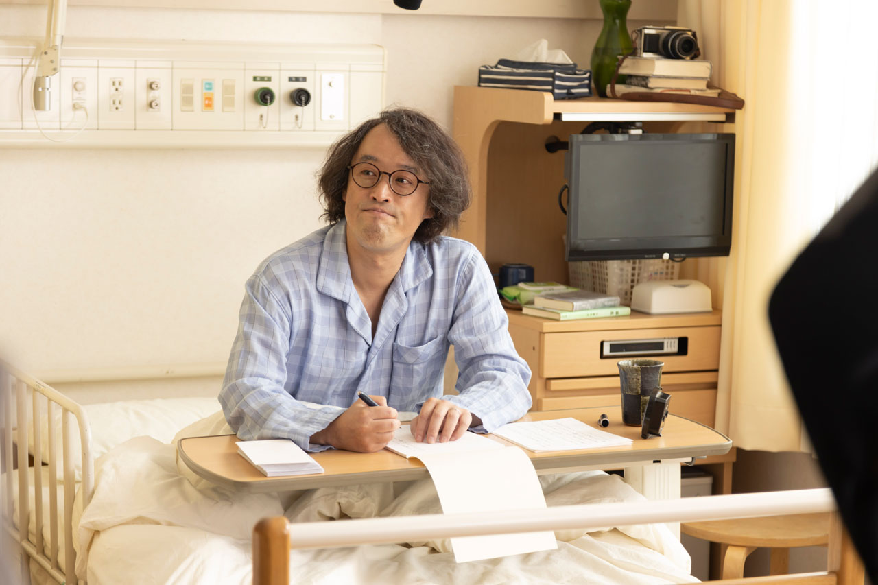 日本生命のテレビCM「あなたがくれた人生」編で父親を演じるエレキコミックやつい。