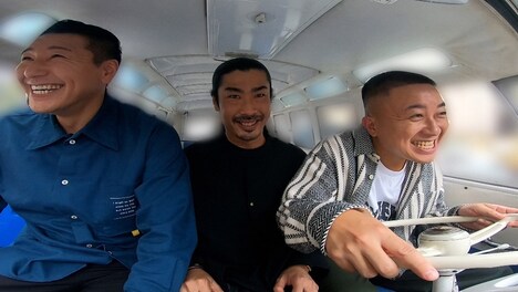 チョコレートプラネットとパンサー菅（中央）。(c)TBS