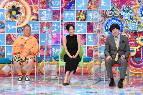 「芸人体当たりマン決定戦2022」ゲストの（左から）出川哲朗、菜々緒、MCの蛍原徹。(c)テレビ朝日