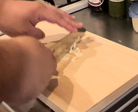 ニンニクをみじん切りにする。