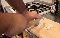 モッツァレラチーズを細かく刻む大鶴肥満。