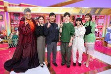 左から、岡本知高、小芝風花、東京03飯塚、ウエンツ瑛士、岸井ゆきの、王林。(c)TBS