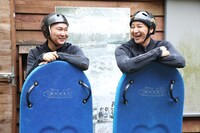 左から、かまいたち山内、チョコレートプラネット長田。(c)フジテレビ